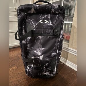 Oakley Vacationer Rolling Luggage Bag Black White Lifting Bolt Pattern